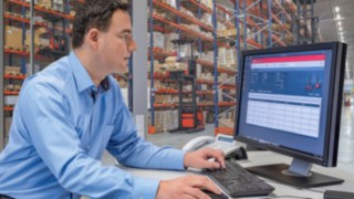 Flottenmanager nutzt das Flottenmanagementsystem connect:desk von Linde Material Handling am PC.